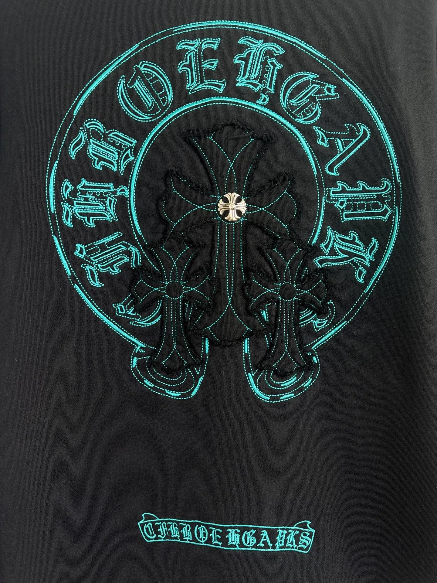 P270 top version, real shot without P, ​​different from market currency) 𝗖𝗵𝗿𝗼𝗺𝗲 𝗛𝗲𝗮𝗿𝘁𝘀/Cro Heart 2025 washed patch embroidery autumn and winter new original single counter American laser burnt 3D three-dimensional color embroidered couple casual sweatshirt 👑The highest version! Customized fabric 420g tripe terry fabric! American acid-washed and distressed original fabric laser burnt ✟appliqué embroidery and exquisite embroidery of letters! The best-selling model in the counter, very comfortable to wear. Accessories: original molded and authenticated collar label➕100% silk wash label. Genuine purchase-grade original hangtag➕matching hanging rope➕3D hanging beads➕original packaging bag. Craftsmanship: The original version has consistent wiring! The highest version of the armhole matching technique! Color: White Black Size: S M L XL Style Number: 25-307